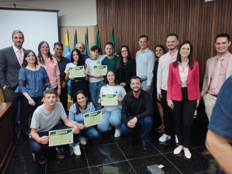 PODER LEGISLATIVO MUNICIPAL PRESTIGIA DIPLOMAÇÃO DO PARLAMENTO JOVEM EM LARANJEIRAS DO SUL.